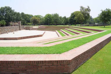 Delhi 'deki Sunder Bakımevi' ndeki mimari mezarın içerisi. Gündüz vakti Sunder Çocuk Yuvası.