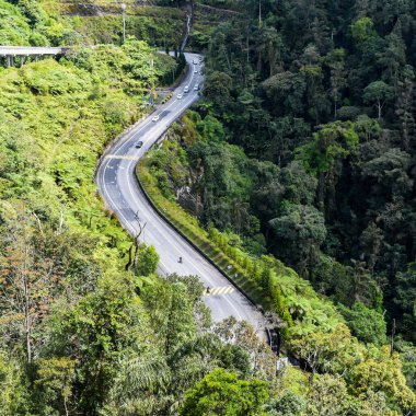 Genting Highlands, Malezya 'nın başkenti Kuala Lumpur' da popüler bir turistik merkezdir. Teleferikten Genting Highlands 'ın ariel görüntüsü. Genting Highlands, Malezya 'nın bulutlu, karamsar yeşil görüntüsü