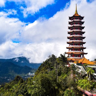 Chin Sweet Caves Tapınağı Genting Highlands, Pahang, Malezya 'da bulunan bir Taoist tapınağıdır. Malezya' nın Genting Highland bölgesindeki Chin Swee Tapınağı 'nın en iyi manzarasıdır.