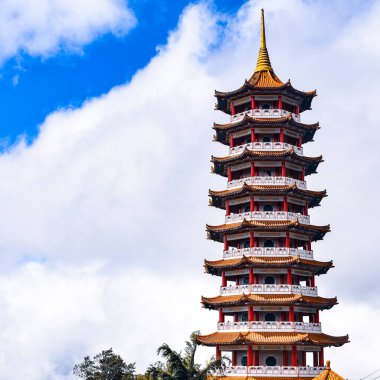 Chin Sweet Caves Tapınağı Genting Highlands, Pahang, Malezya 'da bulunan bir Taoist tapınağıdır. Malezya' nın Genting Highland bölgesindeki Chin Swee Tapınağı 'nın en iyi manzarasıdır.