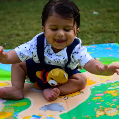 9 aylık açık hava çocuğu - stok fotoğrafı, parkta oynayan şirin çocuk, eğlenen küçük tatlı erkek bebek