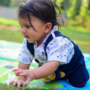9 aylık açık hava çocuğu - stok fotoğrafı, parkta oynayan şirin çocuk, eğlenen küçük tatlı erkek bebek