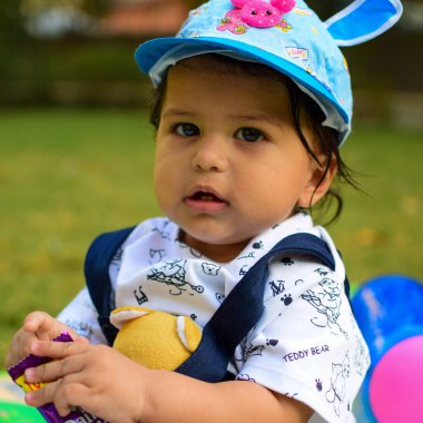 9 aylık açık hava çocuğu - stok fotoğrafı, parkta oynayan şirin çocuk, eğlenen küçük tatlı erkek bebek