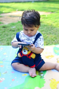 9 aylık açık hava çocuğu - stok fotoğrafı, parkta oynayan şirin çocuk, eğlenen küçük tatlı erkek bebek