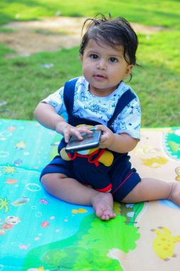 9 aylık açık hava çocuğu - stok fotoğrafı, parkta oynayan şirin çocuk, eğlenen küçük tatlı erkek bebek