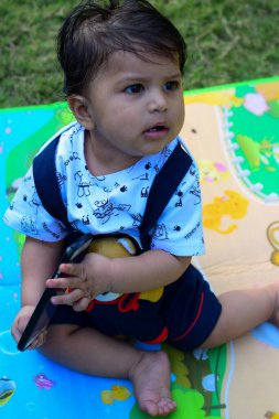 9 aylık açık hava çocuğu - stok fotoğrafı, parkta oynayan şirin çocuk, eğlenen küçük tatlı erkek bebek