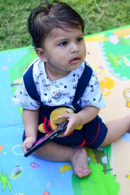 9 aylık açık hava çocuğu - stok fotoğrafı, parkta oynayan şirin çocuk, eğlenen küçük tatlı erkek bebek