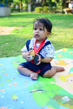 9 aylık açık hava çocuğu - stok fotoğrafı, parkta oynayan şirin çocuk, eğlenen küçük tatlı erkek bebek