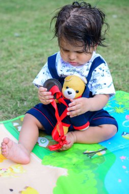 9 aylık açık hava çocuğu - stok fotoğrafı, parkta oynayan şirin çocuk, eğlenen küçük tatlı erkek bebek