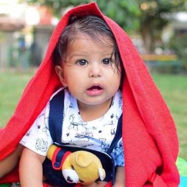 9 aylık açık hava çocuğu - stok fotoğrafı, parkta oynayan şirin çocuk, eğlenen küçük tatlı erkek bebek