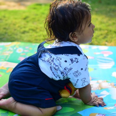 9 aylık açık hava çocuğu - stok fotoğrafı, parkta oynayan şirin çocuk, eğlenen küçük tatlı erkek bebek