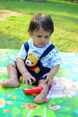 9 aylık açık hava çocuğu - stok fotoğrafı, parkta oynayan şirin çocuk, eğlenen küçük tatlı erkek bebek