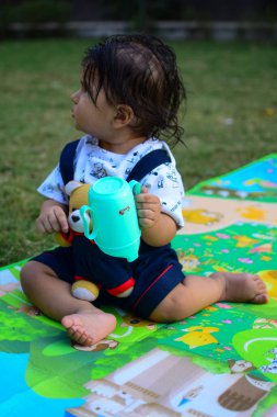 9 aylık açık hava çocuğu - stok fotoğrafı, parkta oynayan şirin çocuk, eğlenen küçük tatlı erkek bebek