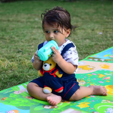 9 aylık açık hava çocuğu - stok fotoğrafı, parkta oynayan şirin çocuk, eğlenen küçük tatlı erkek bebek