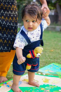 9 aylık açık hava çocuğu - stok fotoğrafı, parkta oynayan şirin çocuk, eğlenen küçük tatlı erkek bebek