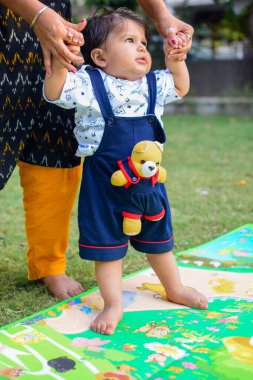 9 aylık açık hava çocuğu - stok fotoğrafı, parkta oynayan şirin çocuk, eğlenen küçük tatlı erkek bebek