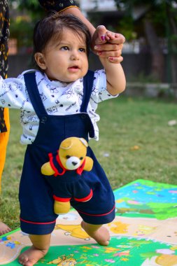 9 aylık açık hava çocuğu - stok fotoğrafı, parkta oynayan şirin çocuk, eğlenen küçük tatlı erkek bebek