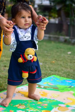 9 aylık açık hava çocuğu - stok fotoğrafı, parkta oynayan şirin çocuk, eğlenen küçük tatlı erkek bebek