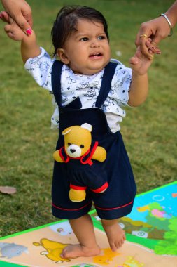 9 aylık açık hava çocuğu - stok fotoğrafı, parkta oynayan şirin çocuk, eğlenen küçük tatlı erkek bebek