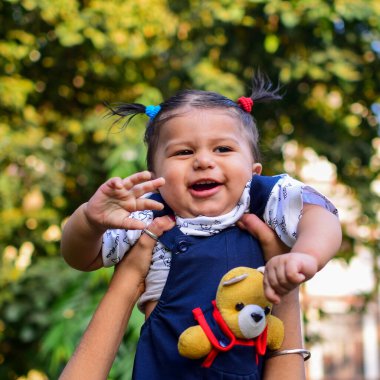 9 aylık açık hava çocuğu - stok fotoğrafı, parkta oynayan şirin çocuk, eğlenen küçük tatlı erkek bebek
