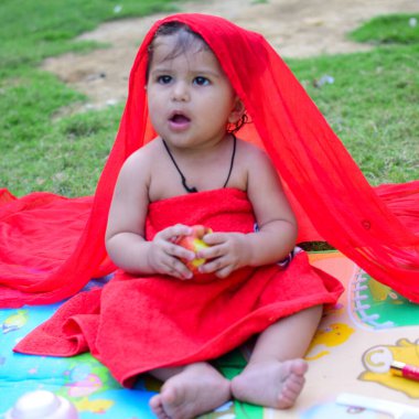 9 aylık açık hava çocuğu - stok fotoğrafı, parkta oynayan şirin çocuk, eğlenen küçük tatlı erkek bebek