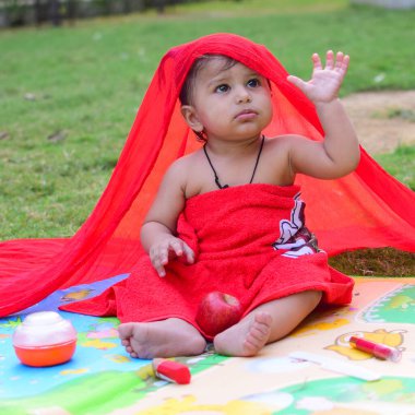 9 aylık açık hava çocuğu - stok fotoğrafı, parkta oynayan şirin çocuk, eğlenen küçük tatlı erkek bebek