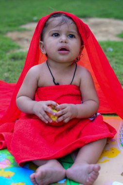 9 aylık açık hava çocuğu - stok fotoğrafı, parkta oynayan şirin çocuk, eğlenen küçük tatlı erkek bebek