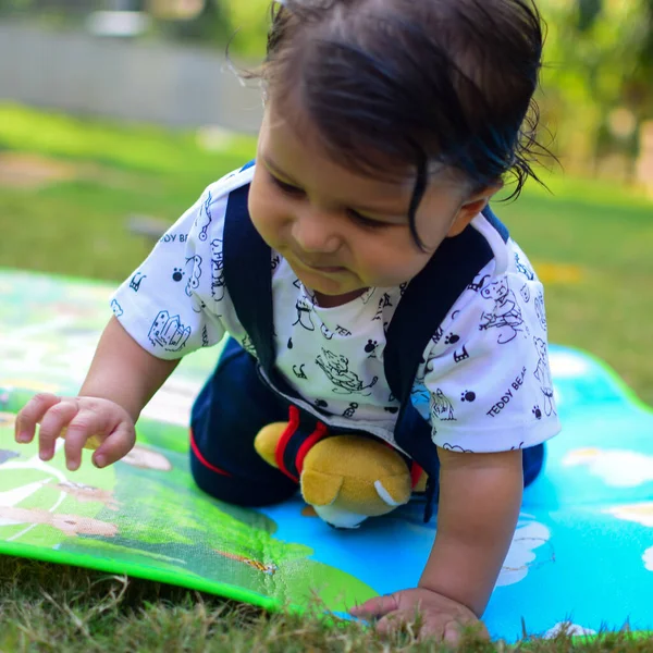 Μήνες Baby Boy Outdoors Καλοκαίρι Φωτογραφία Αρχείου Χαριτωμένο Αγόρι Παίζει — Φωτογραφία Αρχείου