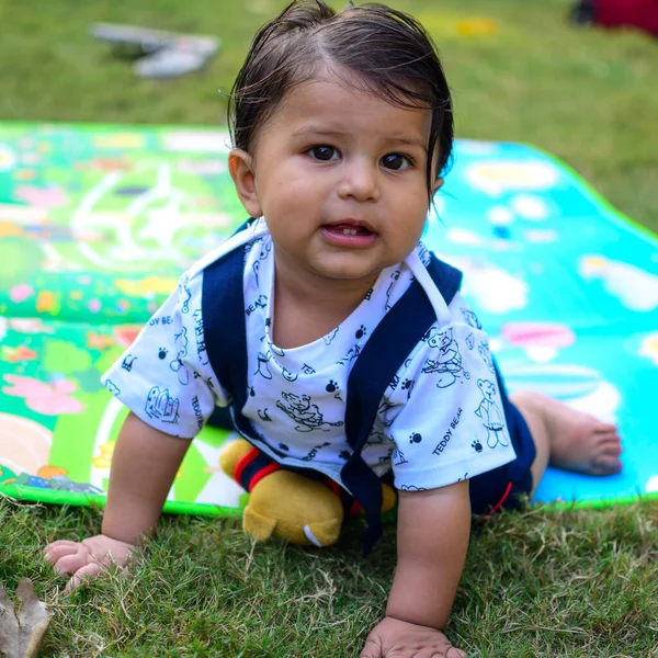 Μήνες Baby Boy Outdoors Καλοκαίρι Φωτογραφία Αρχείου Χαριτωμένο Αγόρι Παίζει — Φωτογραφία Αρχείου