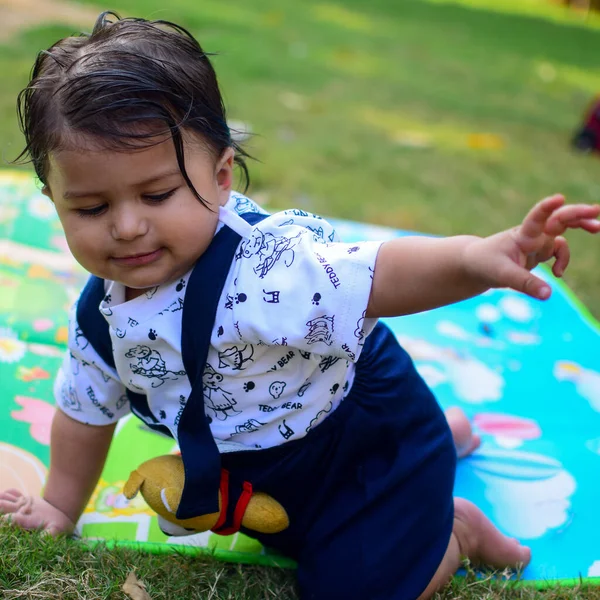 Μήνες Baby Boy Outdoors Καλοκαίρι Φωτογραφία Αρχείου Χαριτωμένο Αγόρι Παίζει — Φωτογραφία Αρχείου