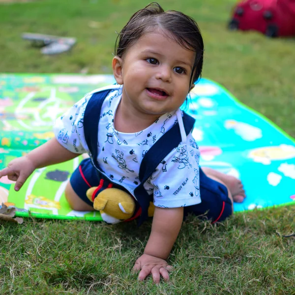 Μήνες Baby Boy Outdoors Καλοκαίρι Φωτογραφία Αρχείου Χαριτωμένο Αγόρι Παίζει — Φωτογραφία Αρχείου