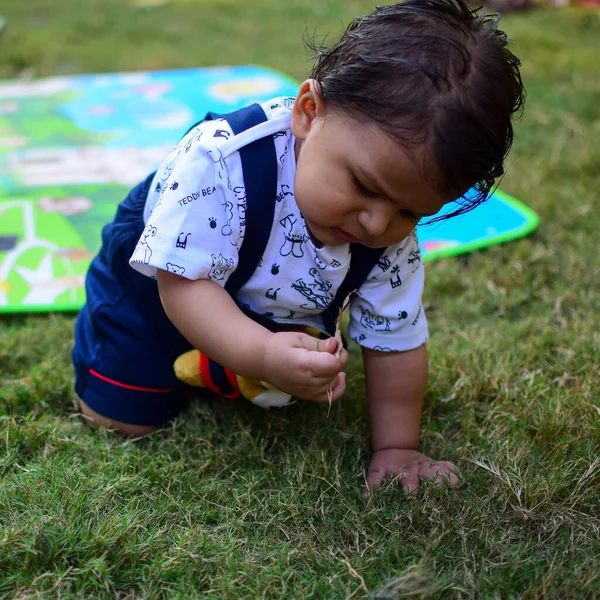 Μήνες Baby Boy Outdoors Καλοκαίρι Φωτογραφία Αρχείου Χαριτωμένο Αγόρι Παίζει — Φωτογραφία Αρχείου