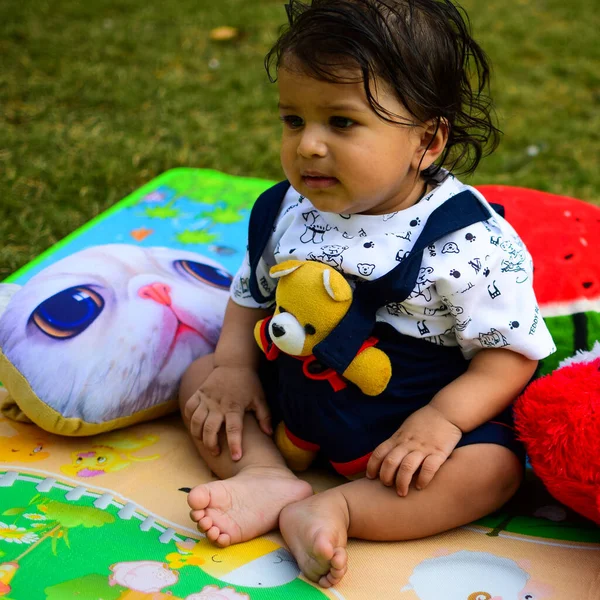 Μήνες Baby Boy Outdoors Καλοκαίρι Φωτογραφία Αρχείου Χαριτωμένο Αγόρι Παίζει — Φωτογραφία Αρχείου