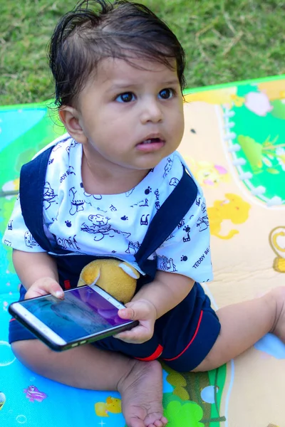 9个月大的男婴在户外放暑假的照片 可爱的男婴在公园玩耍 可爱的小男孩在享受 — 图库照片