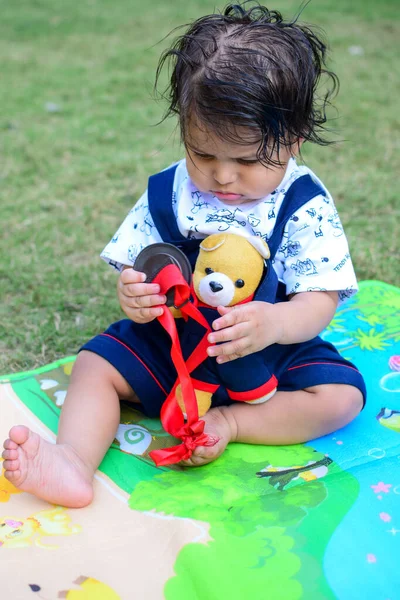 9 aylık açık hava çocuğu - stok fotoğrafı, parkta oynayan şirin çocuk, eğlenen küçük tatlı erkek bebek
