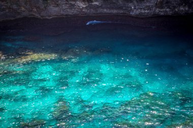 Kaya kıyı şeridi. Denizin üzerinde taş kemer. Kırık plaj, Nusa Penida, Endonezya, burası Broken Beach ve Billabong Sahili. Endonezya 'nın Nusa Penida adasında aynı yere yakın.