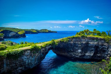 Kaya kıyı şeridi. Denizin üzerinde taş kemer. Kırık plaj, Nusa Penida, Endonezya, burası Broken Beach ve Billabong Sahili. Endonezya 'nın Nusa Penida adasında aynı yere yakın.