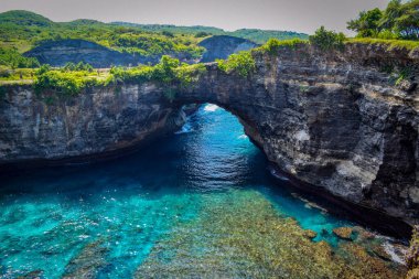 Kaya kıyı şeridi. Denizin üzerinde taş kemer. Kırık plaj, Nusa Penida, Endonezya, burası Broken Beach ve Billabong Sahili. Endonezya 'nın Nusa Penida adasında aynı yere yakın.