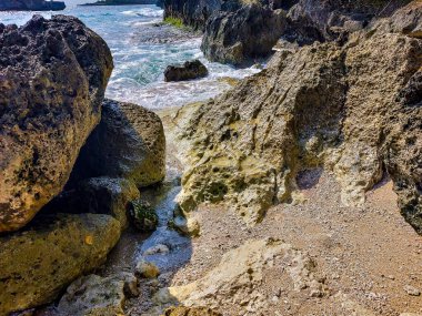 Gün batımında Crystal Körfezi 'nin manzaralı okyanus koyunda. Çarpışan dalgalar, demirlemiş tekneler, renkli günbatımı, Endonezya 'nın Bali kentinin güneydoğusundaki bir ada olan Nusa Penida' nın batı kıyısında bulunan tropikal titreşimler.