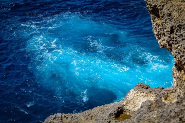Güzel Meleğin Billabong Manzarası. Melek 'in Nusa Penida' daki Billabong 'unun girişinde keskin dramatik kayalar ve çarpıcı dalgalar, muhteşem Melekler Billabong Nusa Penida, Bali Endonezya' da, Angel 's Billabong adada doğal sonsuzluk havuzu