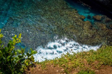 Kaya kıyı şeridi. Denizin üzerinde taş kemer. Kırık plaj, Nusa Penida, Endonezya, burası Broken Beach ve Billabong Sahili. Endonezya 'nın Nusa Penida adasında aynı yere yakın.