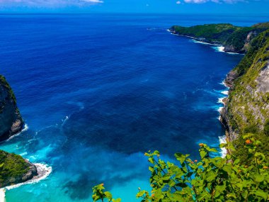 Güzel Klingon Sahili ve Endonezya 'nın Bali adası yakınlarındaki Nusa Penida adasındaki kayalar, Nusa Penida adasındaki Klingking plajının manzara fotoğrafı, Bali Endonezya
