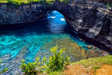 Kaya kıyı şeridi. Denizin üzerinde taş kemer. Kırık plaj, Nusa Penida, Endonezya, burası Broken Beach ve Billabong Sahili. Endonezya 'nın Nusa Penida adasında aynı yere yakın.