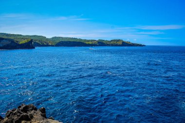 Güzel Meleğin Billabong Manzarası. Melek 'in Nusa Penida' daki Billabong 'unun girişinde keskin dramatik kayalar ve çarpıcı dalgalar, muhteşem Melekler Billabong Nusa Penida, Bali Endonezya' da, Angel 's Billabong adada doğal sonsuzluk havuzu