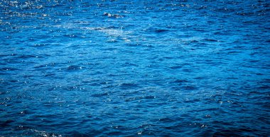 Güzel Meleğin Billabong Manzarası. Melek 'in Nusa Penida' daki Billabong 'unun girişinde keskin dramatik kayalar ve çarpıcı dalgalar, muhteşem Melekler Billabong Nusa Penida, Bali Endonezya' da, Angel 's Billabong adada doğal sonsuzluk havuzu