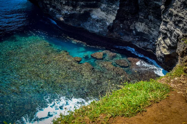 Felsküste Steinbogen Über Dem Meer Kaputter Strand Nusa Penida Indonesien — Stockfoto