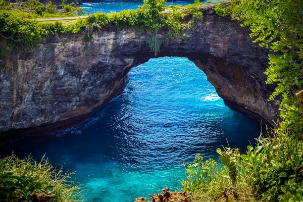 Costa Rochosa Arco Pedra Sobre Mar Praia Quebrada Nusa Penida — Fotografia de Stock
