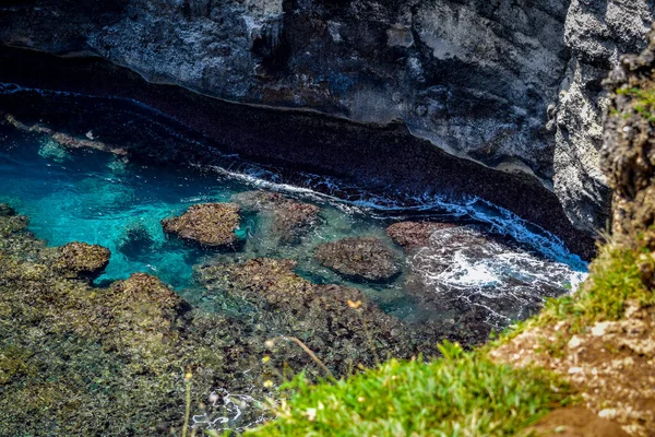 岩の海岸線 海の上に石のアーチ 壊れたビーチ ヌサペニダ インドネシア インドネシアのバリ島近くのヌサペニダ島の同じ場所に近い壊れたビーチとビラボンビーチです — ストック写真