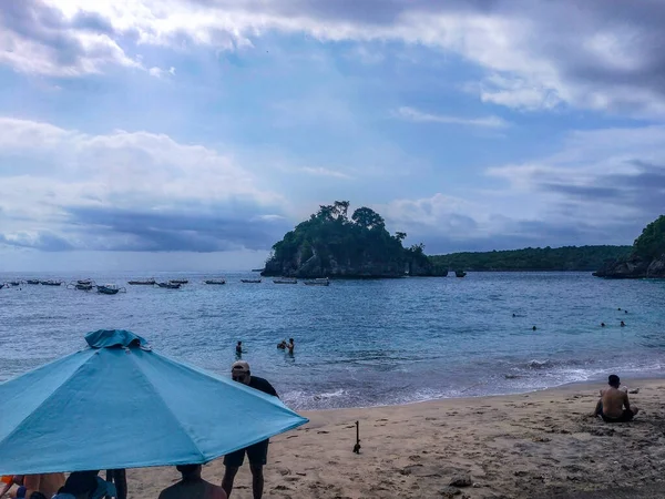 日落时的水晶湾风景如画的海洋湾 位于印度尼西亚巴厘岛东南岛屿努沙佩尼达西海岸外的海浪 抛锚船 五彩缤纷的落日 热带气候 — 图库照片