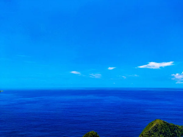 印度尼西亚巴厘岛附近的美丽的克林金海滩和努沙佩尼达岛上的岩石 印度尼西亚巴厘岛努沙佩尼达岛上克林金海滩的景观照片 — 图库照片
